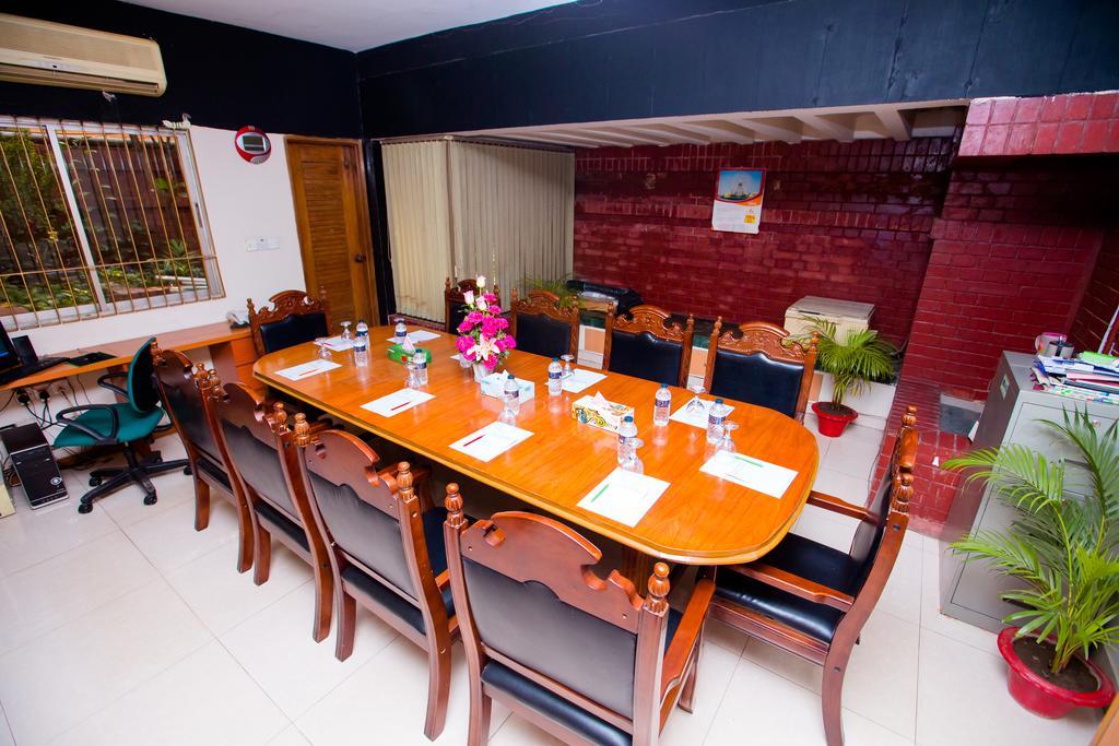 Hotel Golden Deer Dhaka Extérieur photo